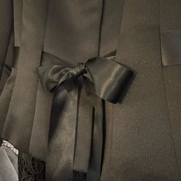 Tahari Arthur Levine Black satin and lace suite Size 4 - Picture 4 of 6